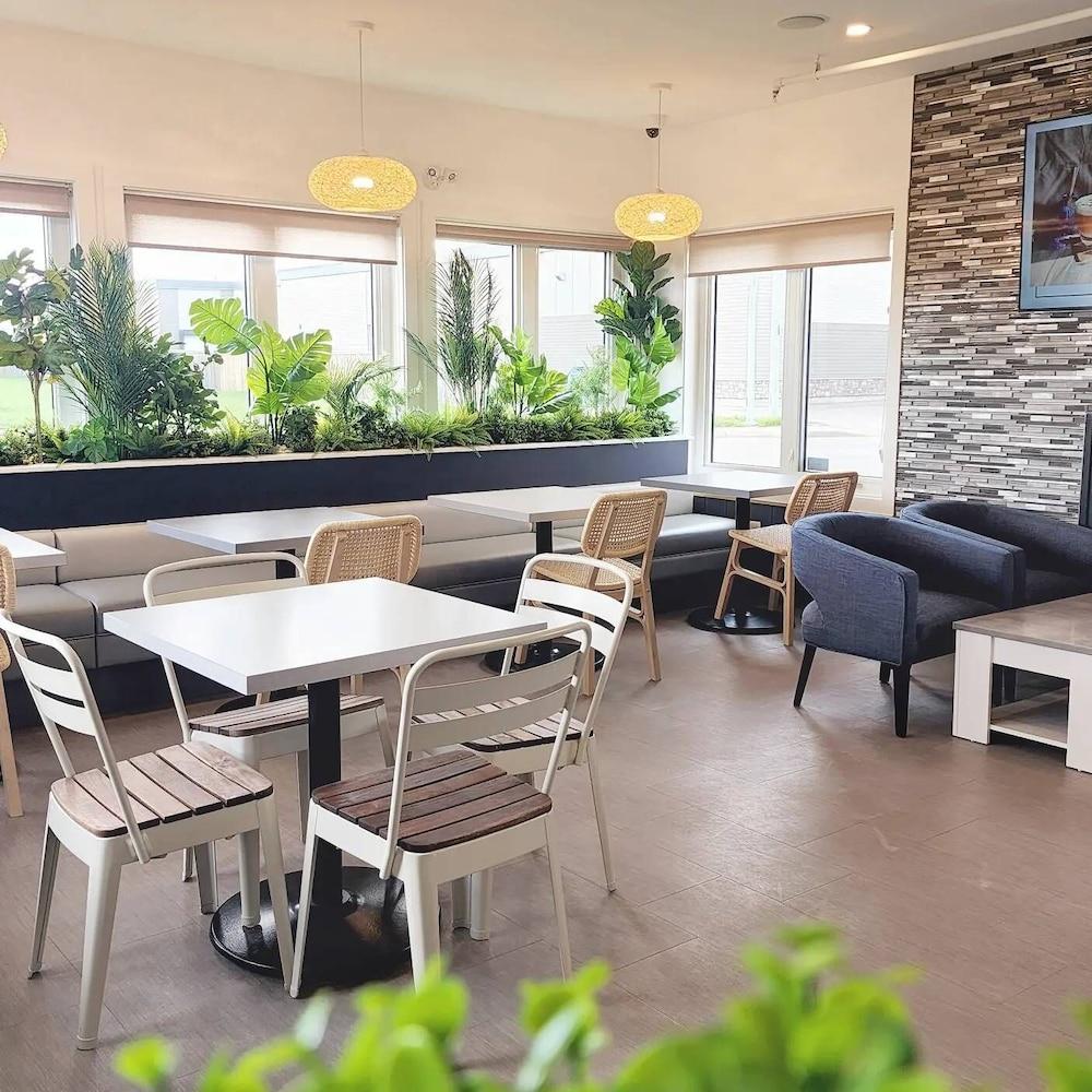 Home Inn & Suites Regina Airport Eksteriør billede